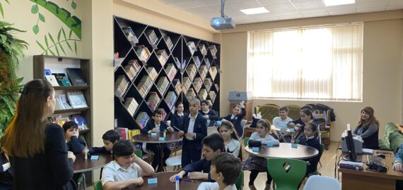 სტუმრად საქართველოს ეროვნული მუზეუმის შუა საუკუნეების კოლექციების უფროსი სპეციალისტი, ეთნოლოგიის დოქტორი ქალბატონი ნინო დათუაშვილი.
